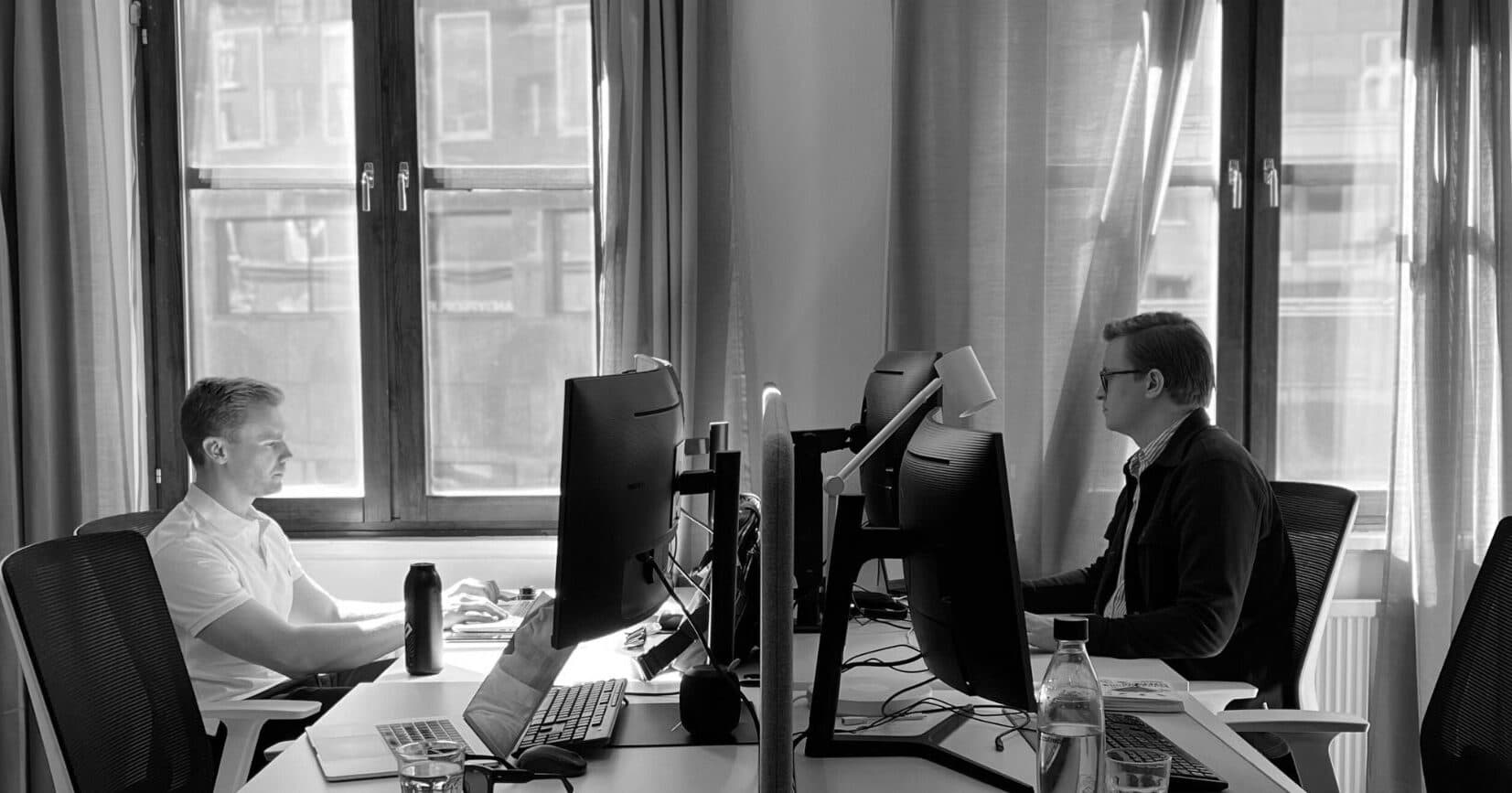 Team på Rebtech samarbetar kring data analytics